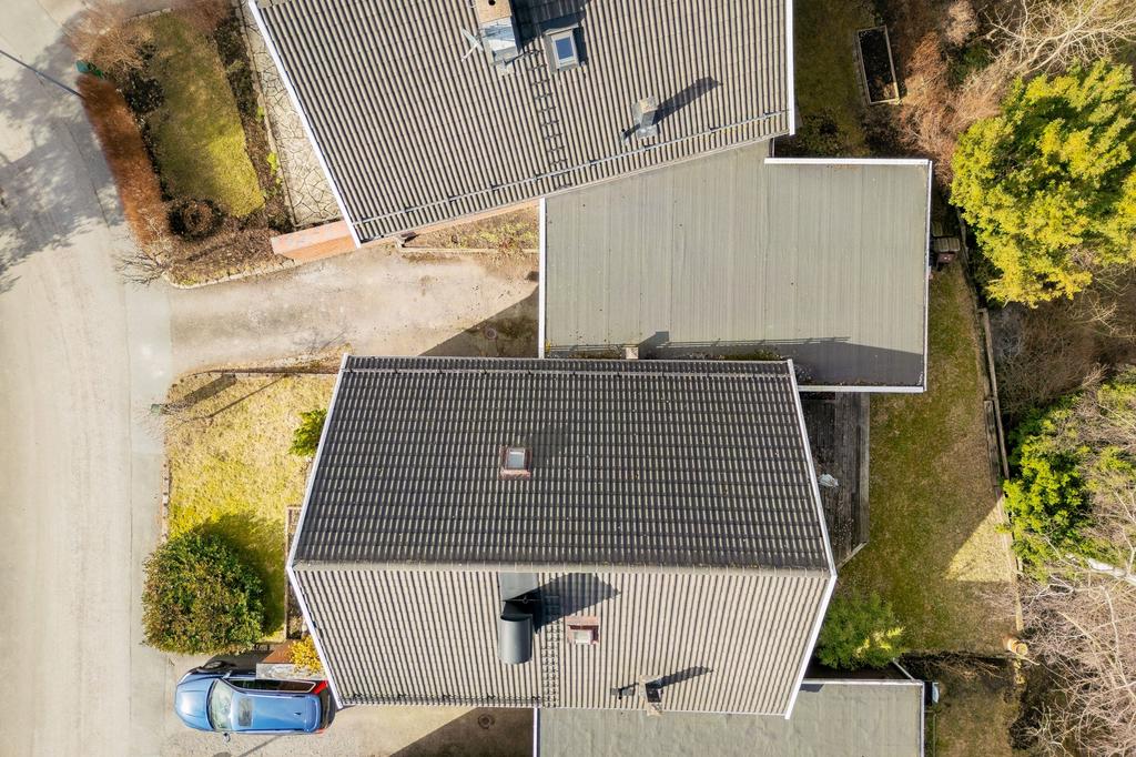 Ryttarvägen från ovan med områdets största garage om 
46 m²