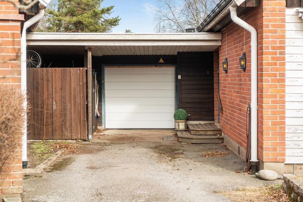 Förenkla din vardag genom att ställa bilen på uppfarten direkt intill entrén och på vintern i husets garage om hela 46 m²