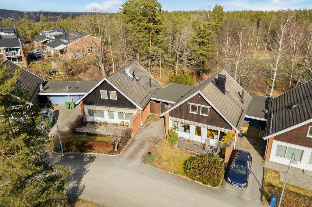 Gott om plats för två bilar direkt  intill entrén vilket förenklar vardagen