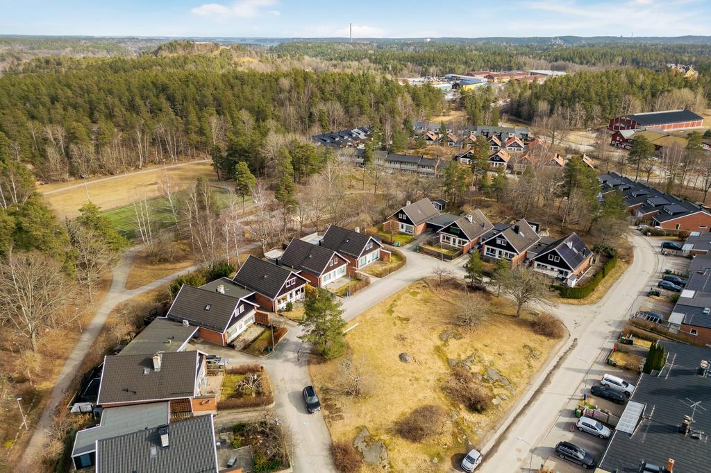 Ryttarvägen 18 belägen direkt intill grönskande äng med skogen runt hörnet