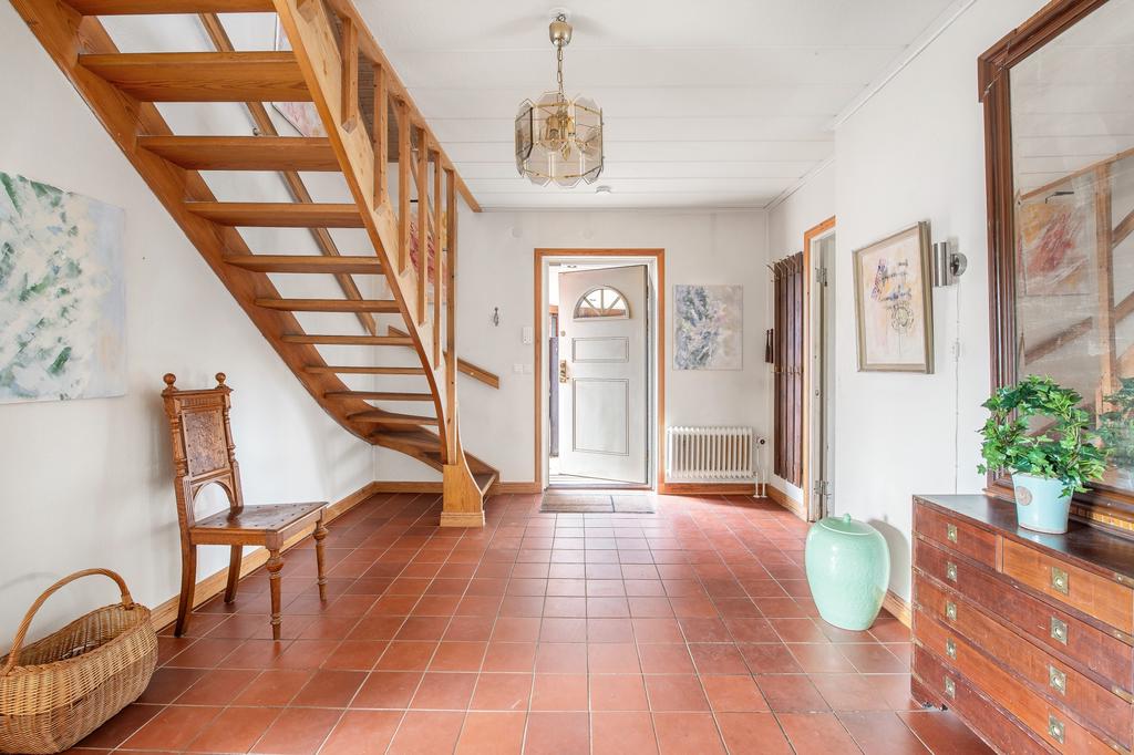 Enastående rymlig hall om hela ca 16 m²