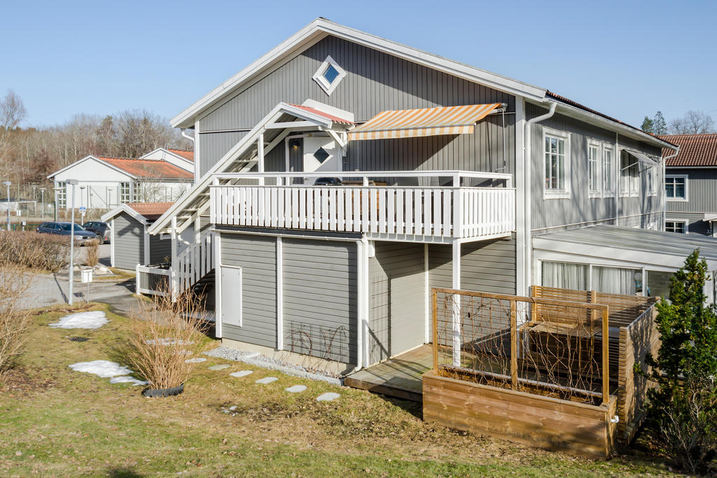 Altan med markis samt egen uteplats i markplan. Perfekt eftermiddags- och kvällssol!