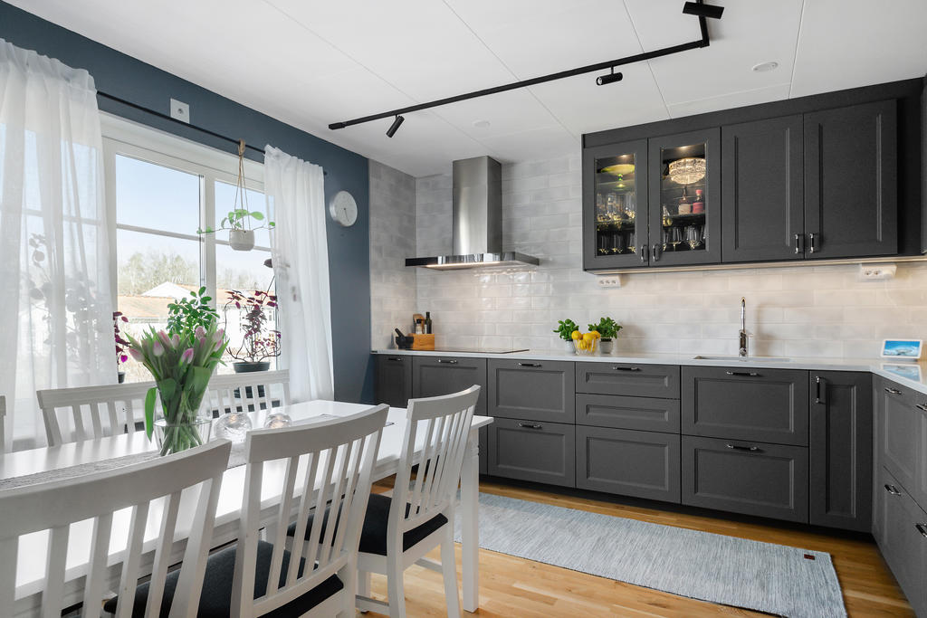 Köket rymmer en stor matplats