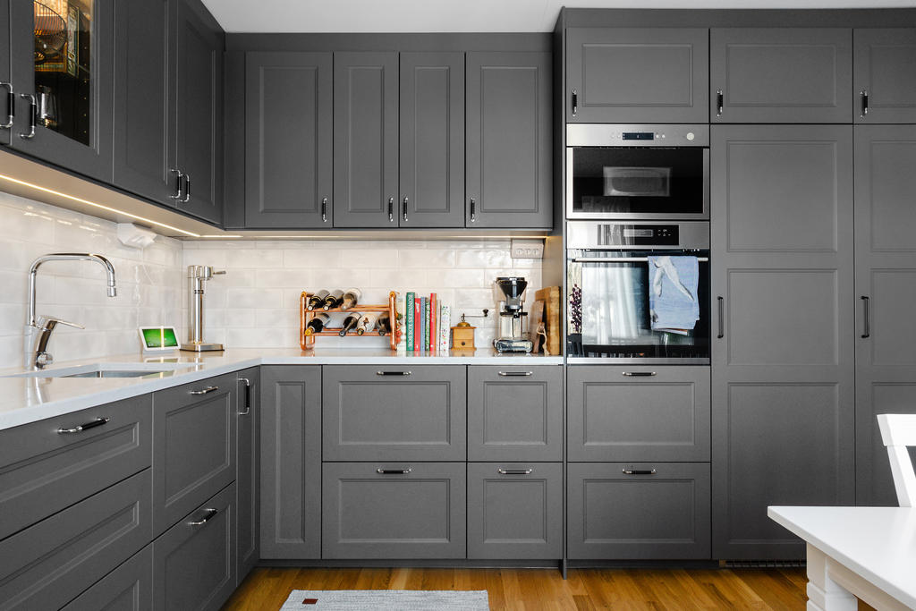 Välplanerat med mycket goda arbetsytor samt förvaring. 