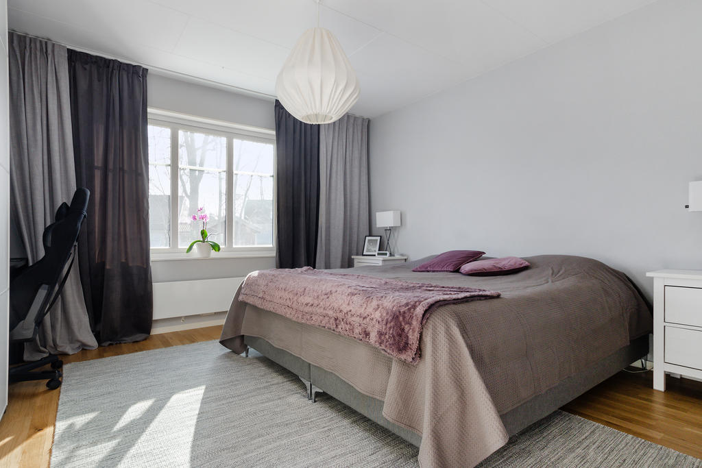 Rymligt sovrum. Garderober samt plats för skrivbord eller annan möblering