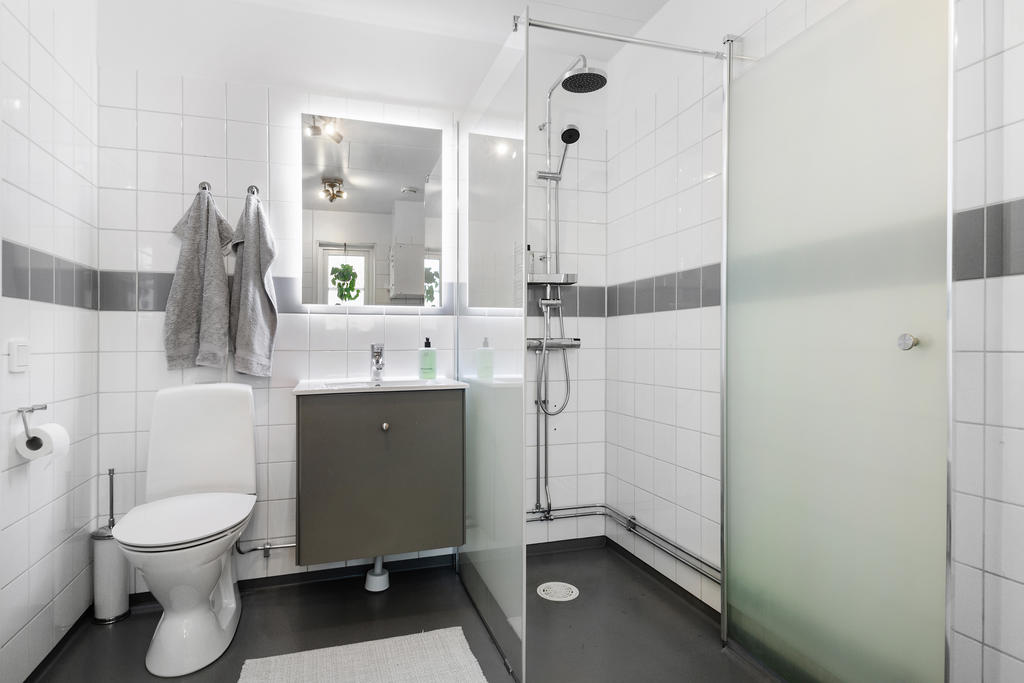 Kaklat badrum med duschplats