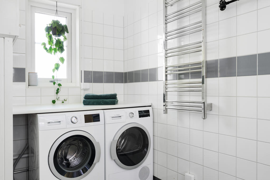 tvättmaskin, tumlare, handduksvärmare samt praktiskt vädringsfönster