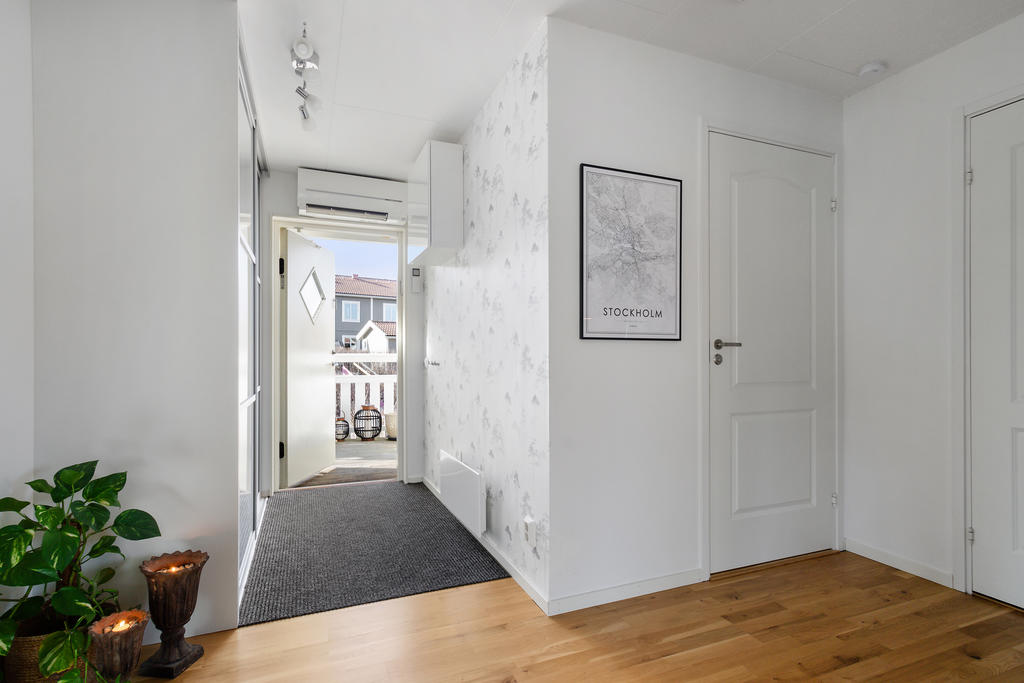 Glimt mot altan och dörr mot badrummet