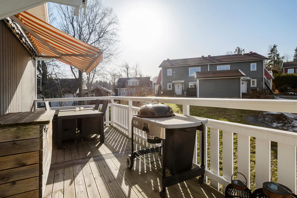 Stor solig altan med markis