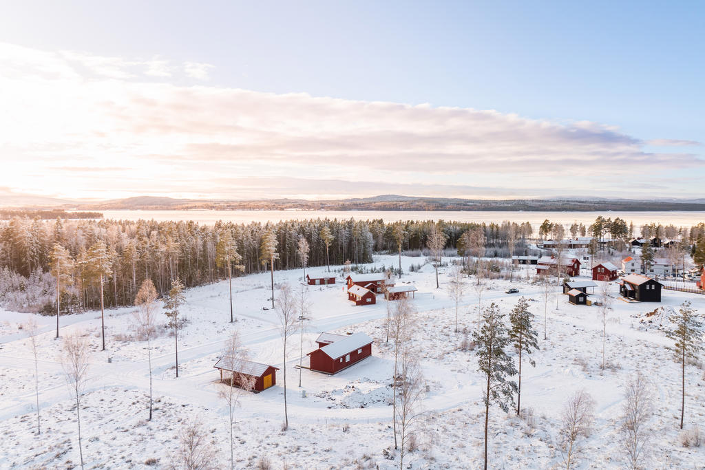 Här bor du i utkanten av en charmig by med en livlig men avkopplad atmosfär. Från ditt hem kliver du direkt ut i naturen och kan njuta av frisk luft, klart vatten och vackra skogar. 