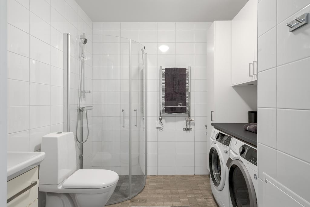 Helkaklat duschrum med tvättavdelning 