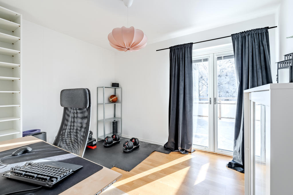 Sovrum 3 med utgång till altanen.