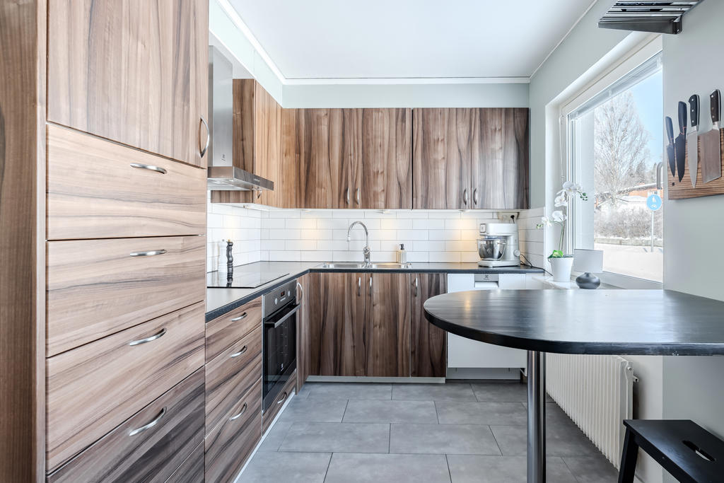 Köket är stilrent och ljust med stora fönster.