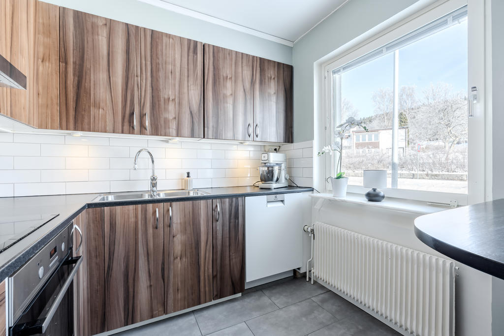 Fantastiskt ljus från fönstret mot gatan.