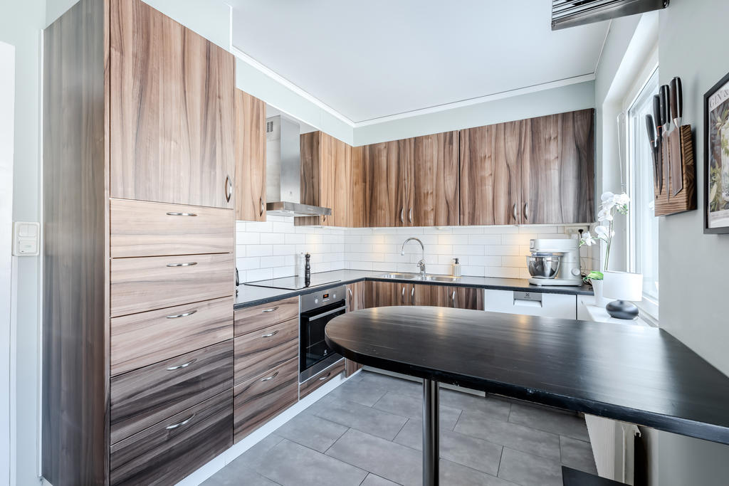 Här finns hällspis, ugn, fläkt och diskmaskin. 