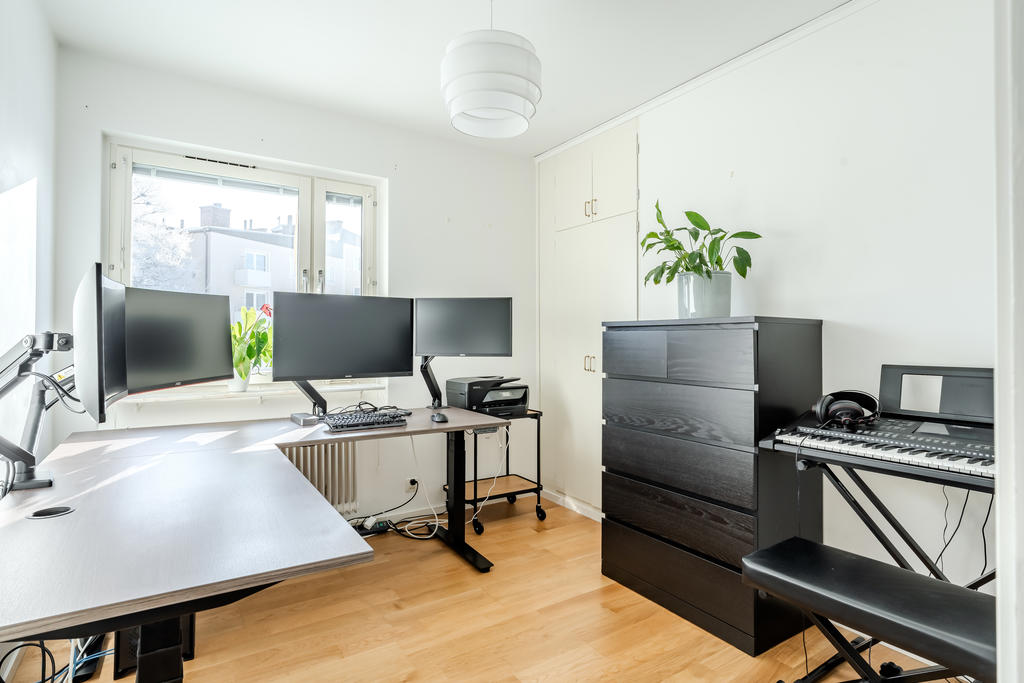 Sovrum 2 har en stor garderob.