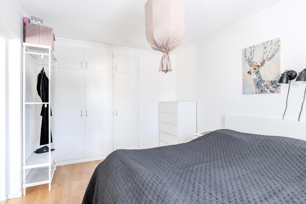 Sovrum 1 har flera garderober.