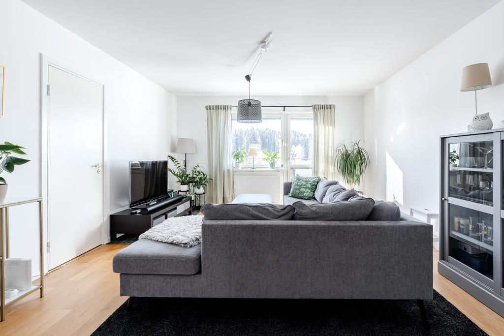 Från vardagsrummet når du det större sovrummet till vänster.