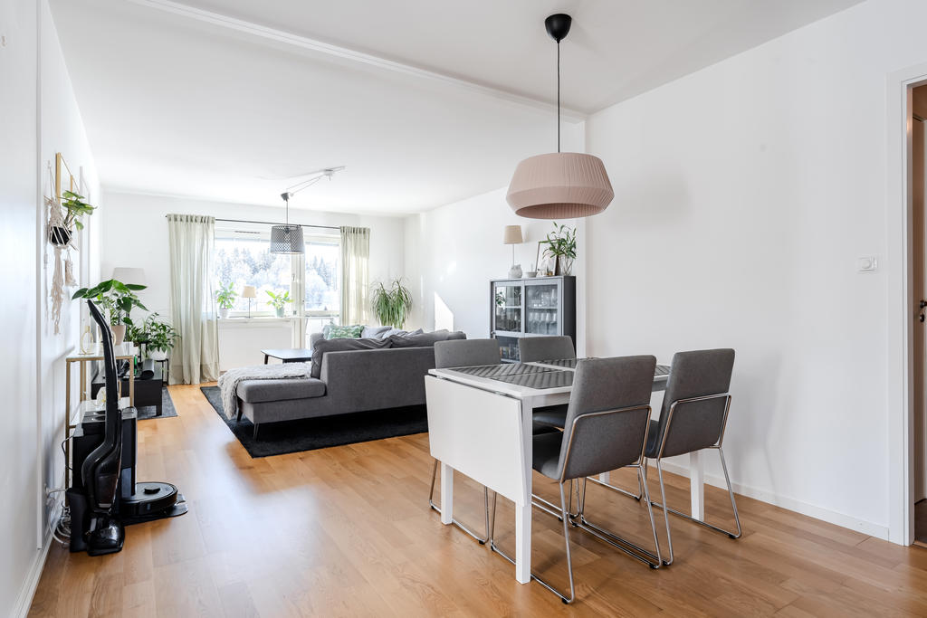 Öppen planlösning mellan matplatsen och vardagsrummet.