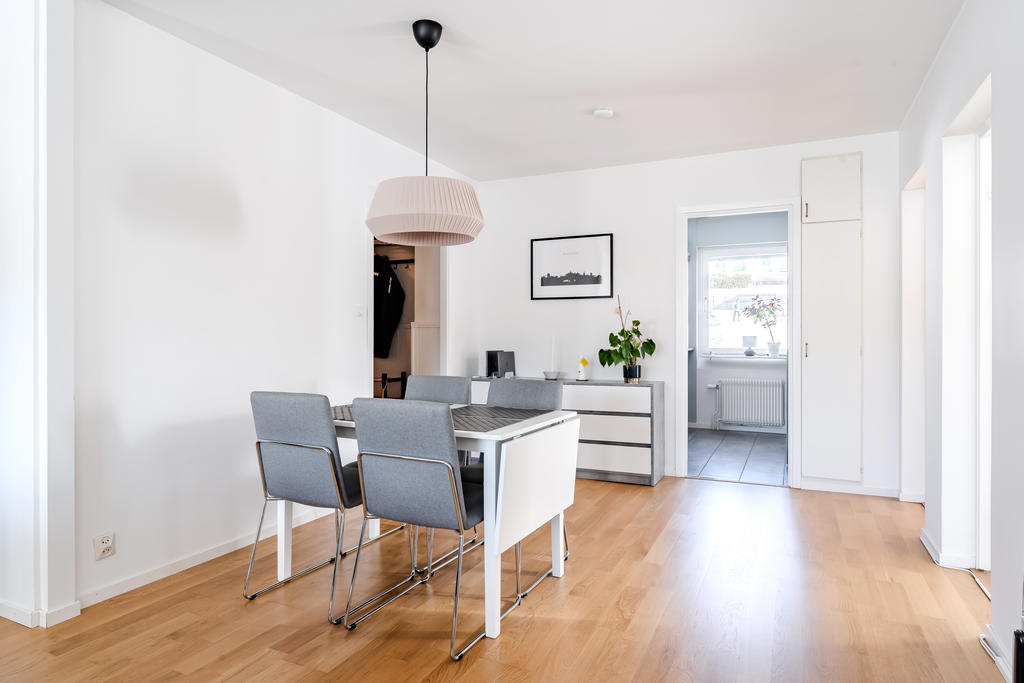 Trevlig matplats direkt utanför köket som rymmer bord för många.