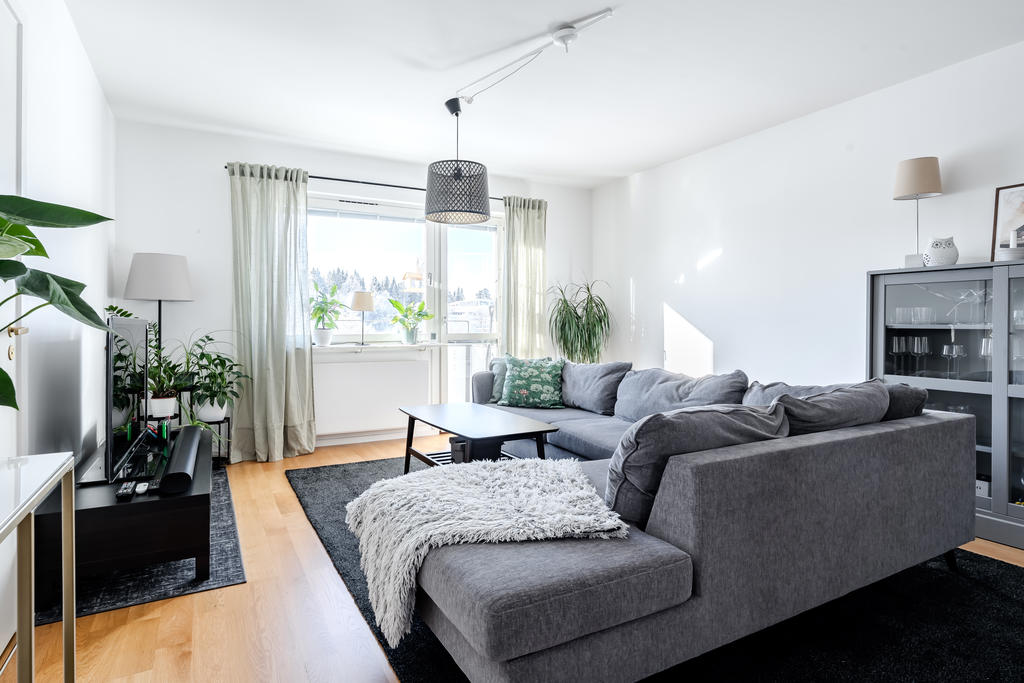 Vardagsrummet med utgång till balkongen.