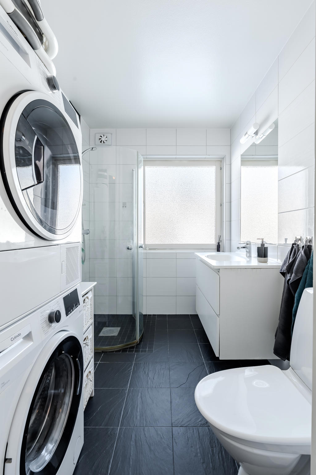 Här finns dusch, tvättställskommod, wc samt tvättmaskin och torktumlare.