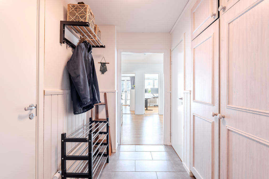 Rakt fram från entré dörren når du ljusa lägenheten.