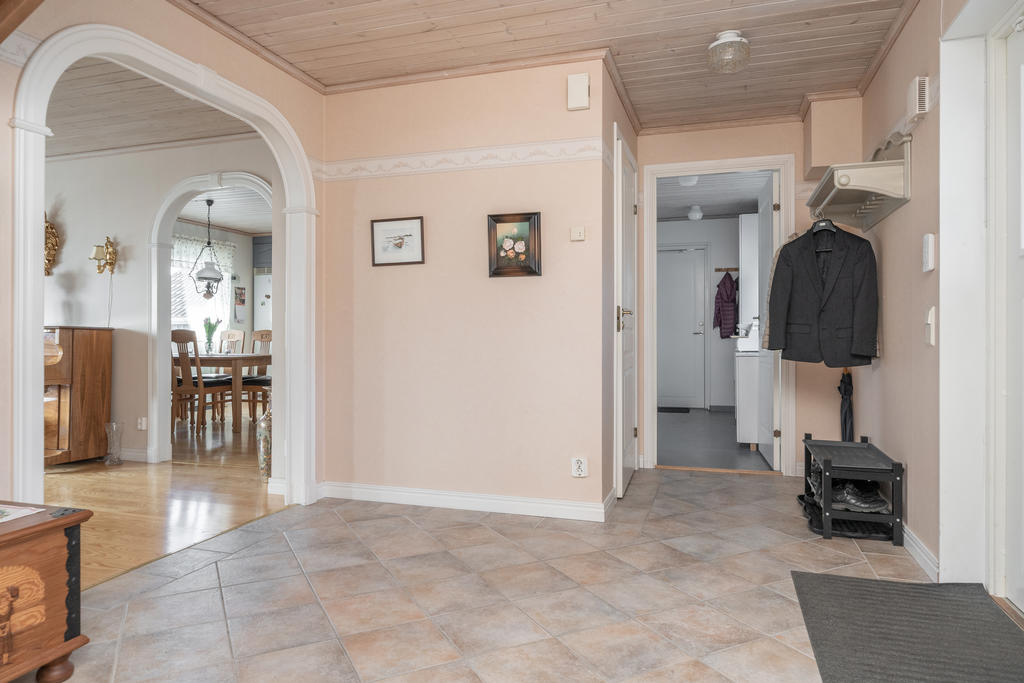 Hallen, mot kapprum och tvättstuga