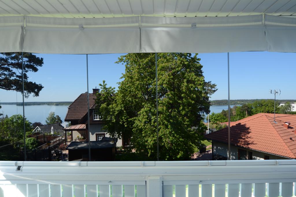 Sommarbild från inglasade balkongen