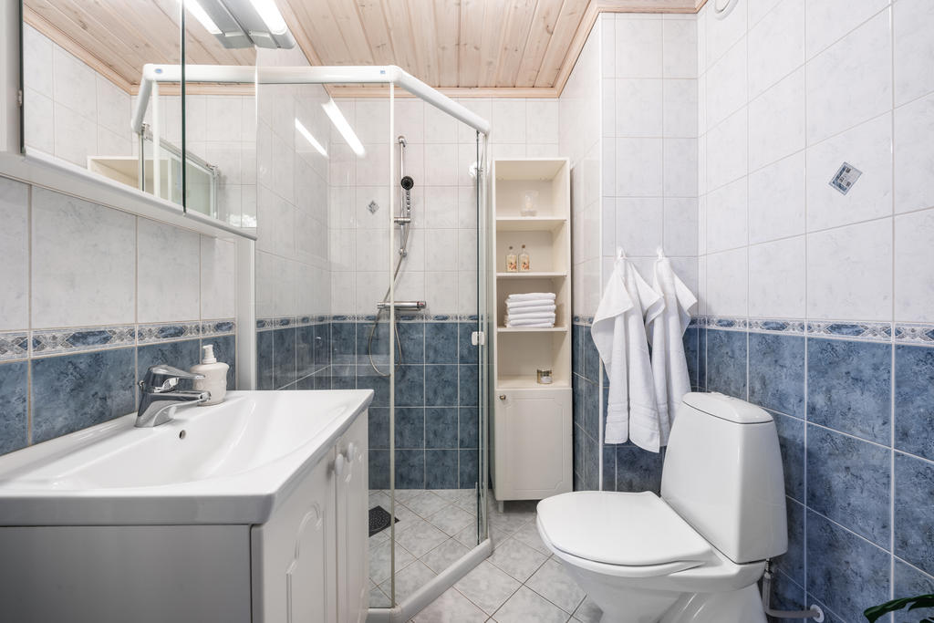 Duschrum och WC i anslutning till hallen