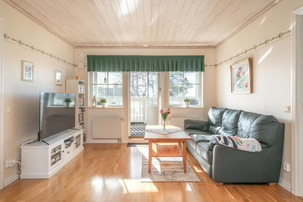 Övre allrummet, med utgång till inglasad balkong i SV