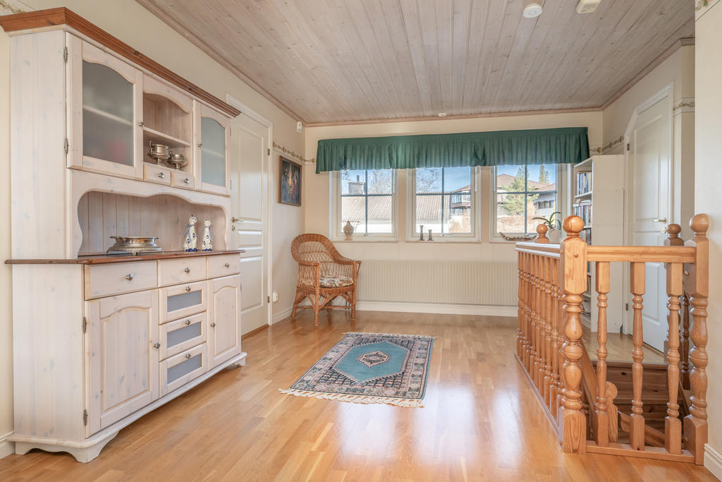 Övre allrummet, med fönster i NO