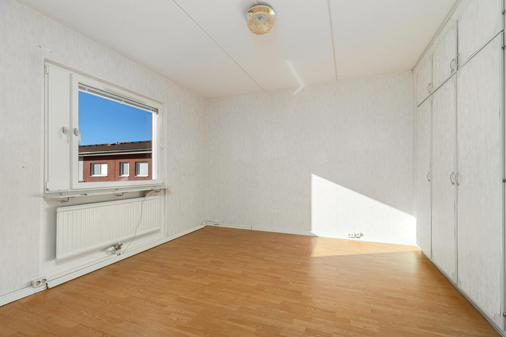 Sovrum invid kök. Gott om förvaring