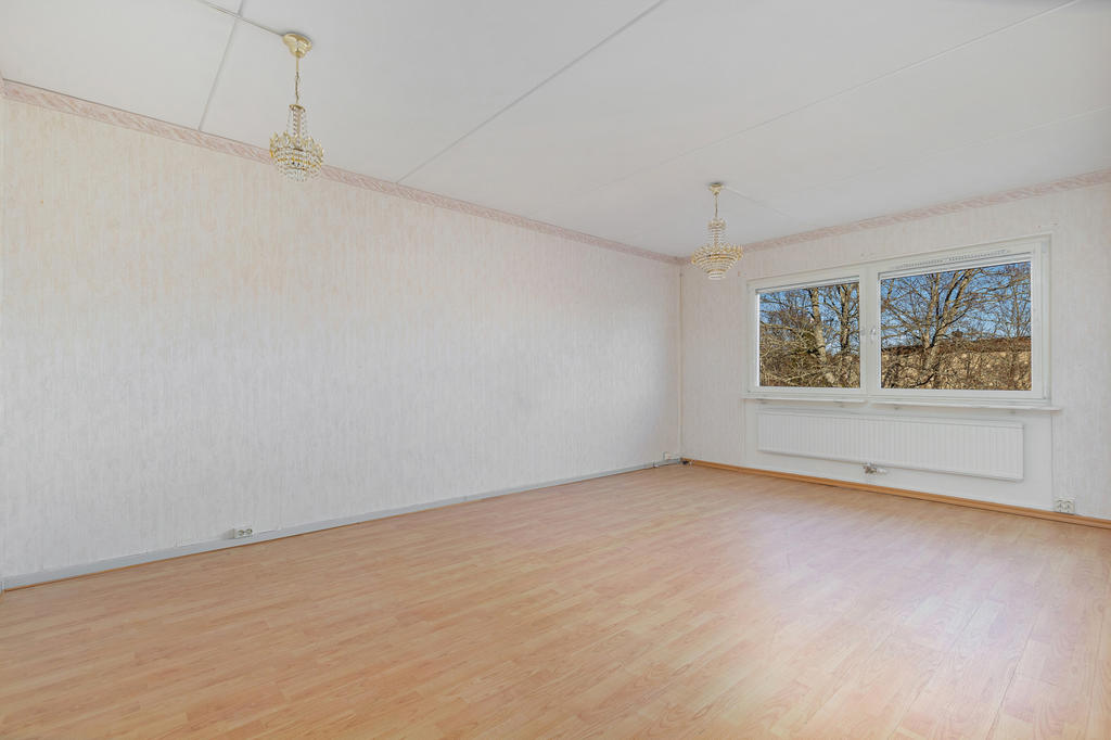 Vardagsrum med plats för soffgrupp och fåtöljer