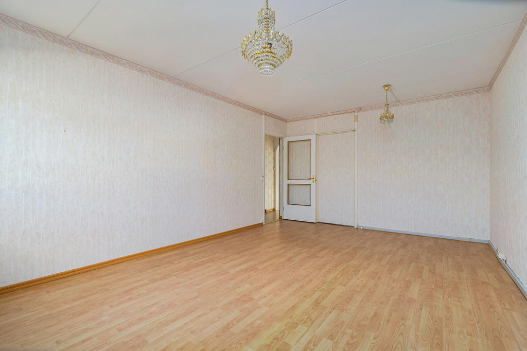 Vardagsrum med plats för soffgrupp och fåtöljer