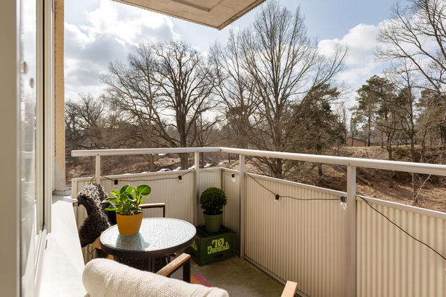 Stor och solig balkong åt sydväst vilket ger eftermiddag och kvällssol