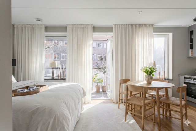 Välplanerat allrum med utgång till balkong (AI -genererad bild)