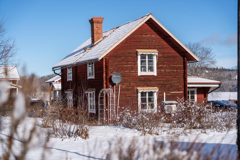 Bostadshuset gränsar till nuvarande ägares fritidsbostad och även bystugan.