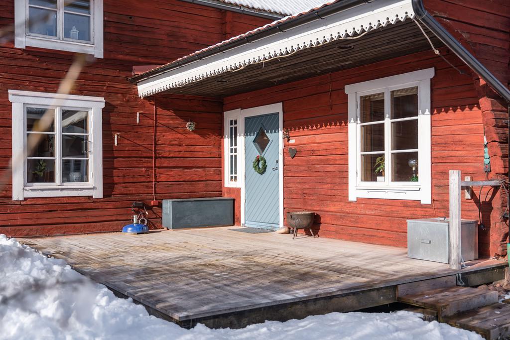 Altan läge i soligt läge i lä mot en husvägg är en perfekt plats för kaffet