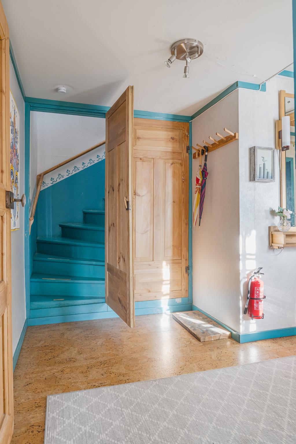 Trappan till övre plan nås fr hallen