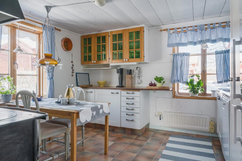 Kök med värmande vedspis