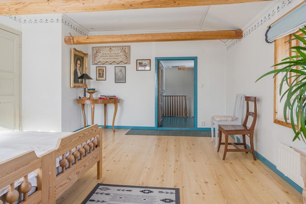 Övre plan har stort sovrum med synliga bjälkar och högt i tak. Detta är stort nog att delas i två eller nyttja garderoben till ett sovrum till