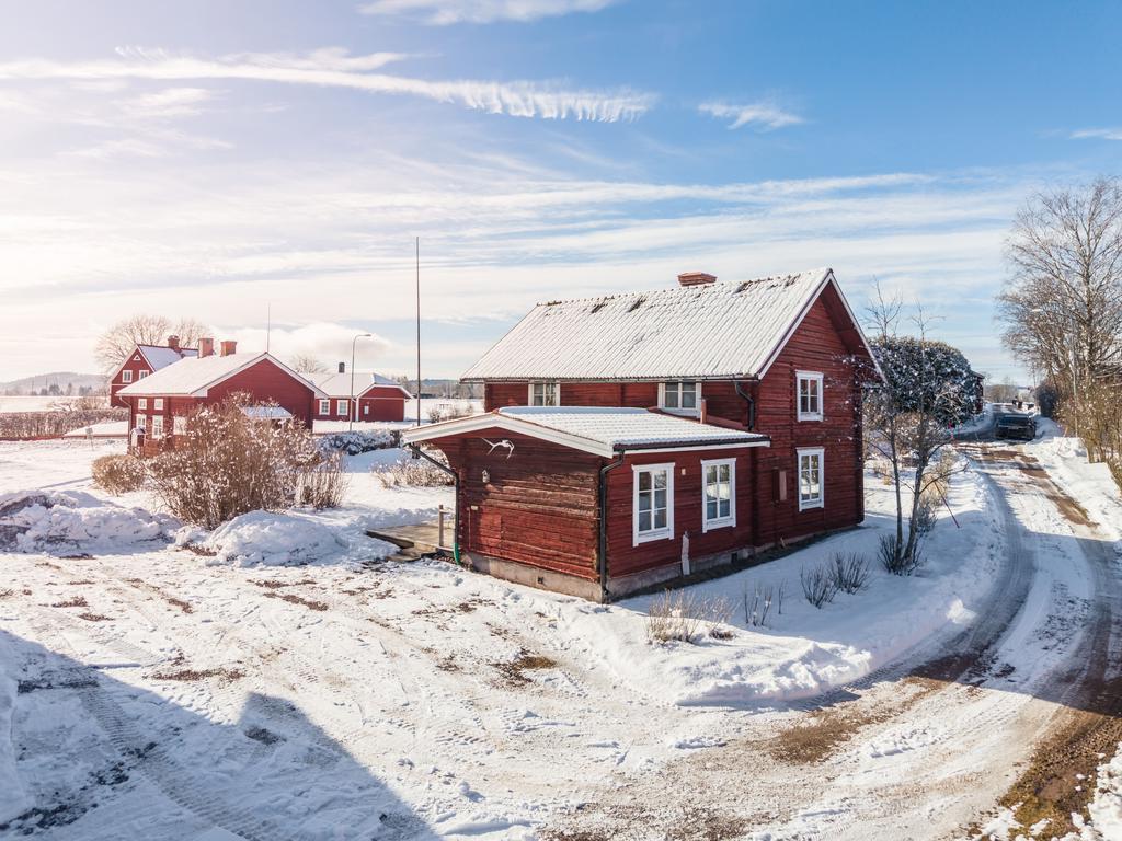 Gränsen efter avstyckningen kommer att gå mittemellan husen på gårds/parkeringsytan.