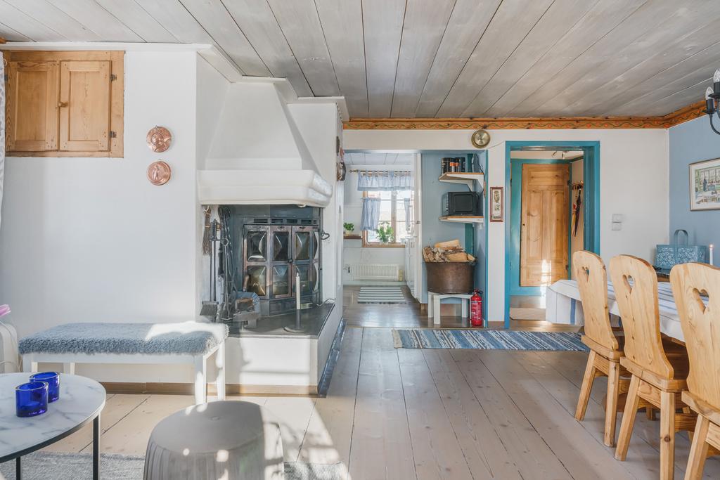  Spiskassett i den öppna spisen i vardagsrummet hjälper uppvärmning och ger mysfaktor