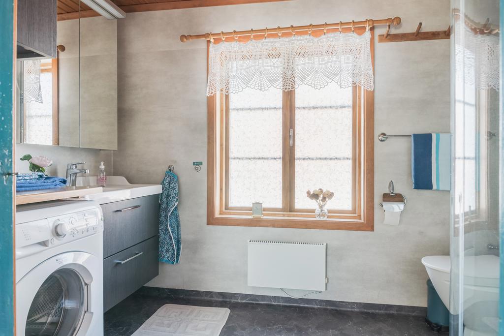 Renoverat badrum med golvvärme rymmer både tvättmaskin, dusch, wc och gott om förvaring