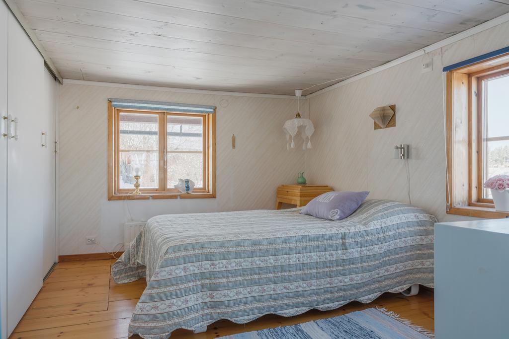 Sovrum 2 på övre plan med orginalgolv och stor skjutdörrsgarderob