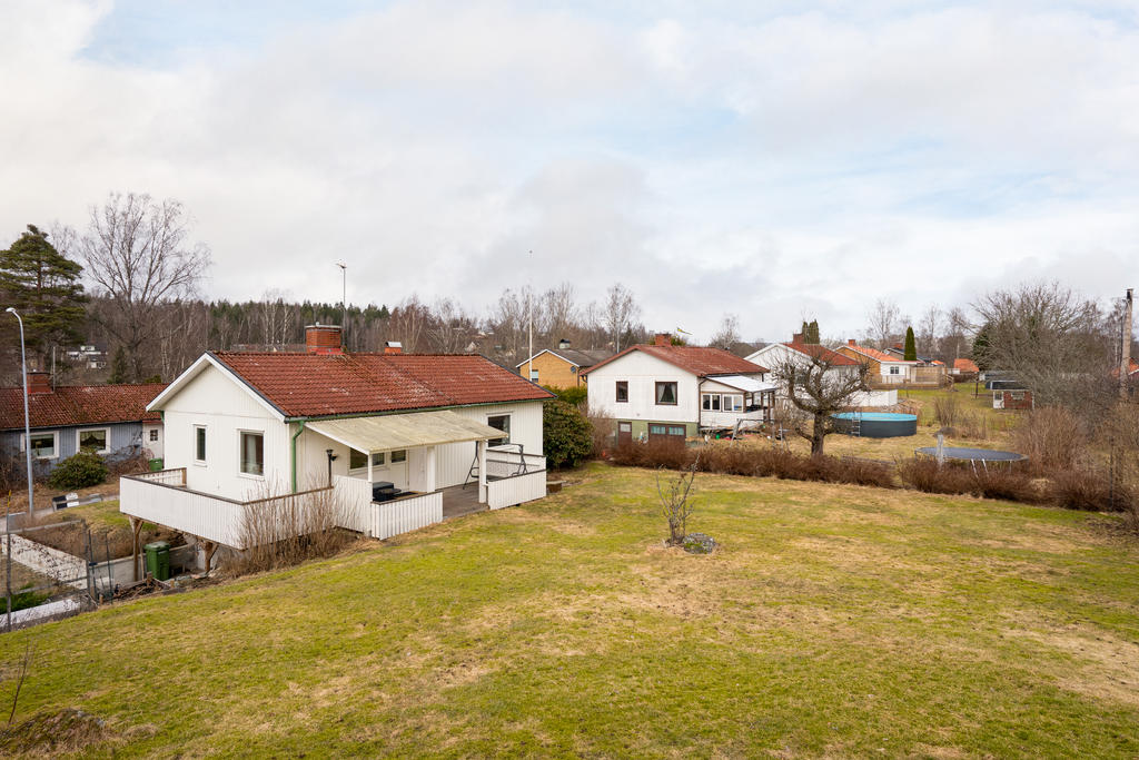 Här bor man omgiven av en lättskött trädgårdstomt om 821 kvm.