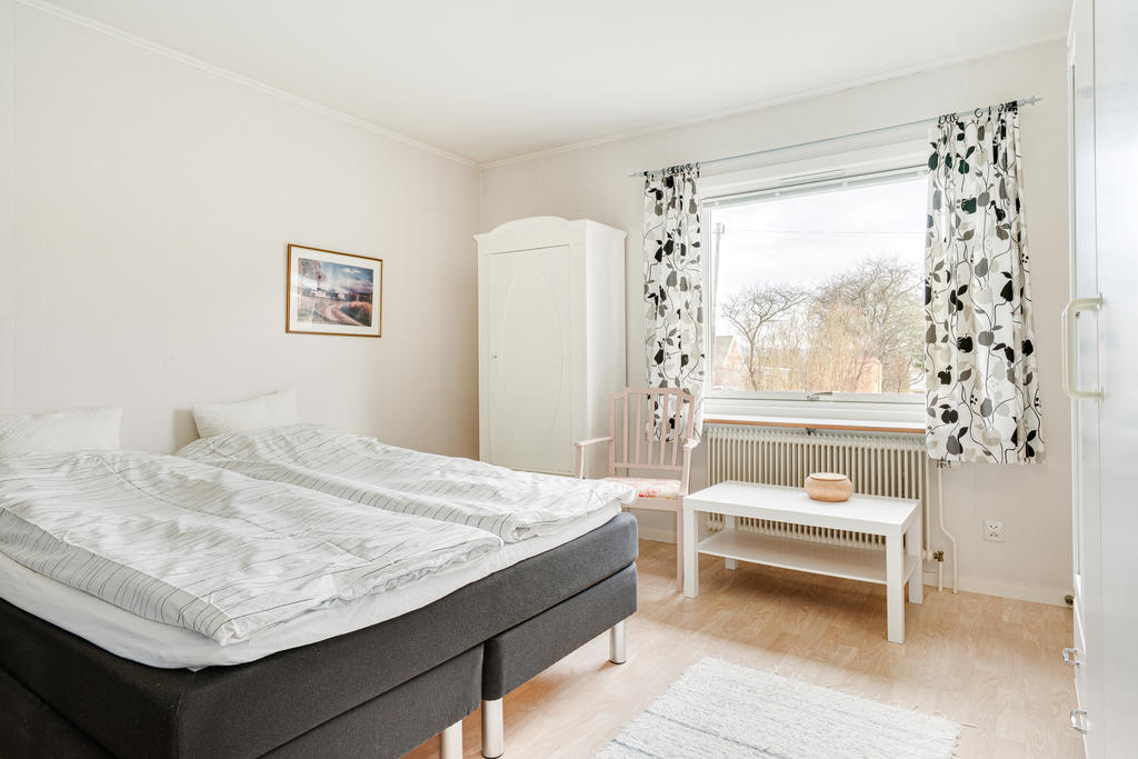 Sovrum med garderober. 