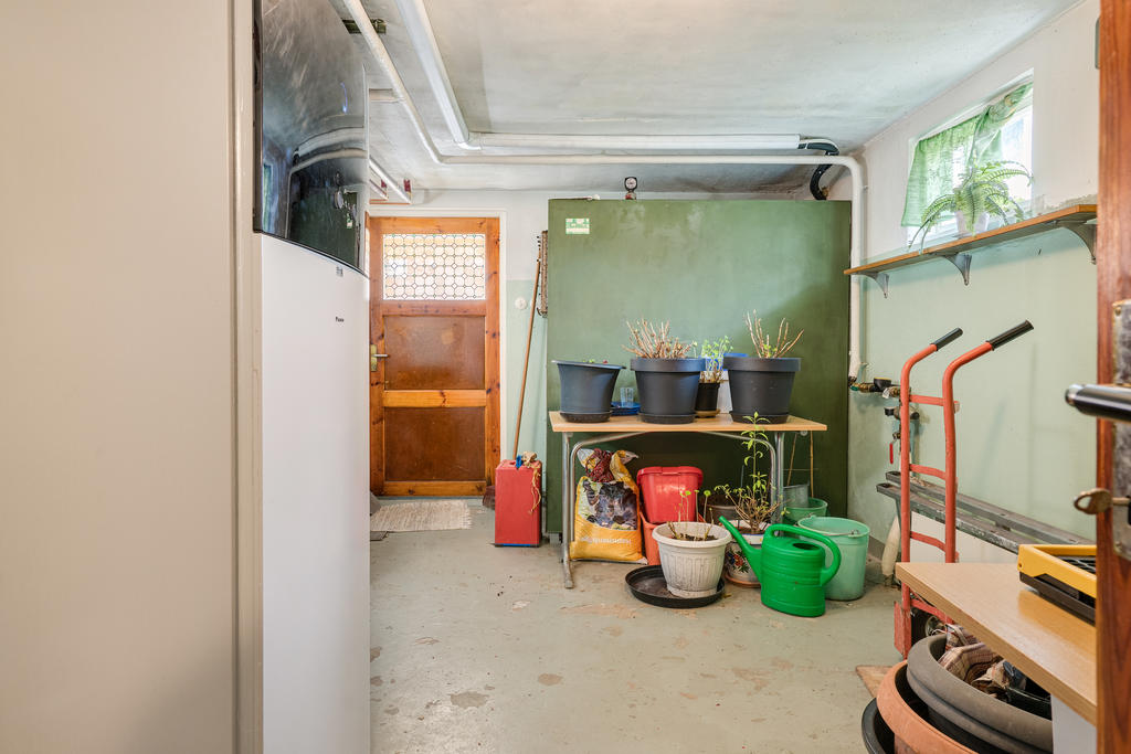 Pannrum med utgång till trädgård. Luft/vattenpump (Daikin)