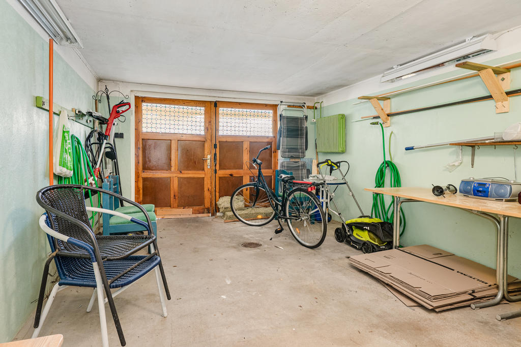 Rymligt garage med plats för bil. 